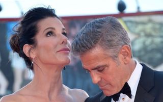 Nu s-a putut abţine: George Clooney, cu mâna pe fundul Sandrei Bullock!