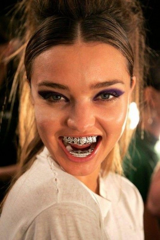 door mirror her animation Hollywood: 7 vedete care poartă aparate dentare cu diamante şi arată oribil  - Divertisment > Vedete - Eva.ro