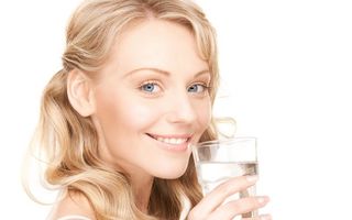 De ce e important să bei zilnic opt pahare cu apă? Cum te ajută?
