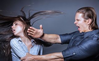 5 semne că poate fi un bărbat agresiv în timpul relației