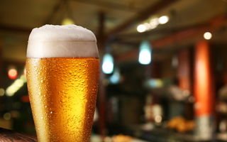 Studiu: Consumul moderat de bere, remediu natural împotriva pietrelor la rinichi