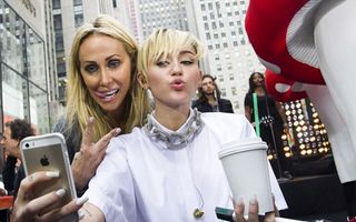 Miley Cyrus și mama ei s-au pozat cu limba scoasă