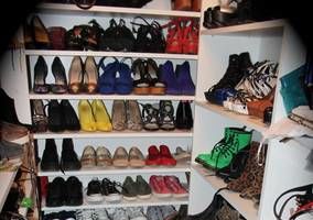 Adela Popescu își arată colecția de pantofi