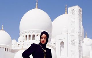 Rihanna i-a enervat pe musulmani după ce a pozat în fața unei moschei