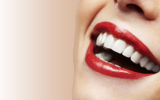Frumuseţea ta: 5 trucuri naturale ca să ai dinţii albi