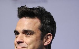 Robbie Williams şi-a făcut transplant de păr