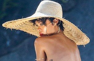 Rihanna, din nou provocatoare: Cântăreața a pozat topless în Brazilia