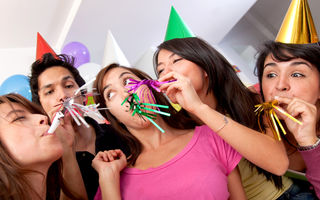 Cum să organizezi o petrecere surpriză pentru iubitul tău