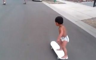VIDEO: Cu pampersul pe skateboard