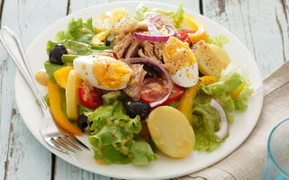 5 soluţii ca să-ţi faci salatele mai sănătoase şi săţioase