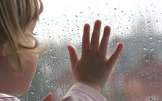 VIDEO: Reacția unei fetiţe care vede pentru prima oară ploaia