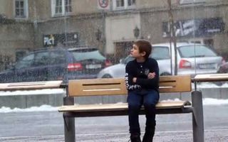 VIDEO: I-ai da haina ta unui copil care tremură de frig?