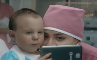 VIDEO: Bebelușul face poze cu telefonul