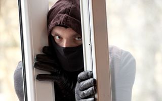 Cum să-ţi aperi casa de hoţi dacă pleci de Sărbători? 12 sfaturi!