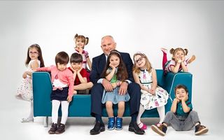 Opt copii simpatici joacă în noua reclamă Salam Săsesc