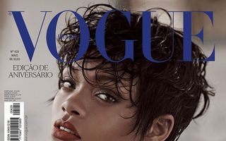 Rihanna a pozat topless pentru Vogue