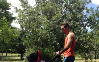 Un tătic model: Mircea Badea, la plimbare în parc cu fiul său