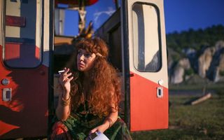 Alina Chivulescu este o mama hippy în filmul „Selfie“