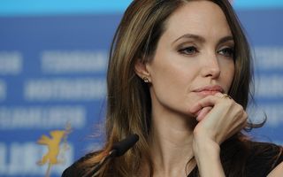 Angelina Jolie se pregătește pentru operația de histerectomie