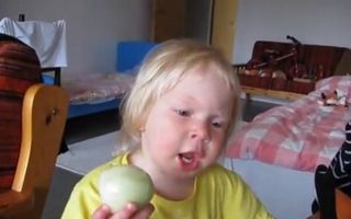 VIDEO: Mănâncă ceapa ca pe măr!
