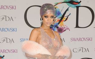 Rihanna, apariţie de senzaţie pe covorul roşu