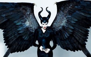 Hollywood: Angelina Jolie, o vrăjitoare sexy în "Maleficent". 5 cotoroanţe!