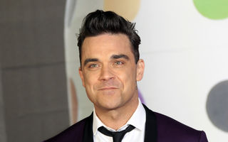 Robbie Williams a căzut de pe scenă şi i-a rupt mâna unei spectatoare