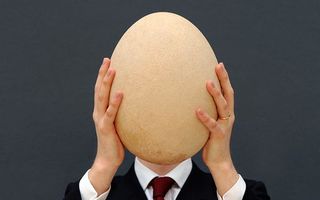VIDEO: Cum bagi un ou într-o sticlă? Simplu: Cu finețe!