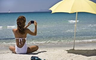 8 din 10 femei îşi editează pozele de vacanţă înainte de a le posta pe internet