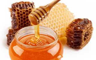 Dr. Oz: 5 motive pentru care e bine să ai miere de albine în casă