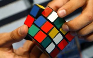 VIDEO: O fetiță de 3 ani rezolvă cubul Rubik în 3 minute