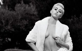 Miley Cyrus a pozat nud pentru Karl Lagerfeld - FOTO