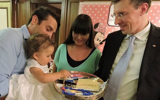 EBA i-a tăiat moțul fetiței: Sofia Anais a ales de pe tavă o bărcuţă