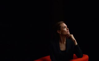 Exemplul imperfect al Angelinei Jolie: Dubla mastectomie nu învinge cancerul