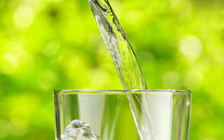 4 mituri false despre apă. Specialistul te învaţă să alegi corect