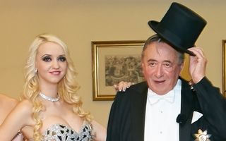 Un miliardar de 81 de ani s-a însurat cu un model Playboy de 24 de ani