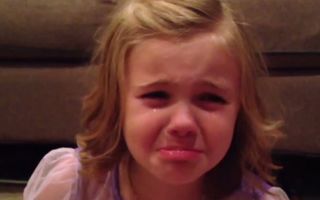 VIDEO: Reacția adorabilă a unei fetițe după ce își vede tăticul fără barbă