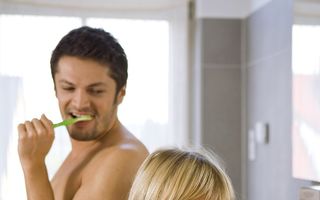 Mituri despre igiena orală: Ajută fructele mâncate înainte de culcare la curăţarea dinţilor?