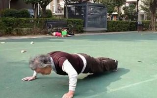 Șocant: O femeie de 81 de ani face peste 100 de flotări în 5 minute!