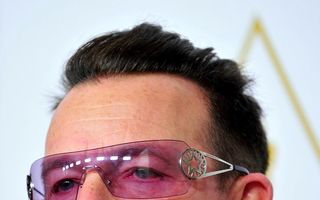 Bono nu renunță la ochelarii de soare din cauza glaucomului