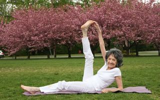 VIDEO: Are 100 de ani, dar e maestră în yoga