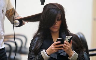 Kim Kardashian "a scris" o carte plină de selfie-uri