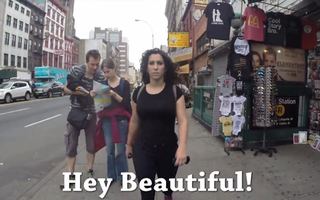 VIDEO: Ce pățește o tânără care merge pe stradă în New York