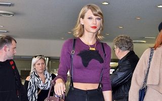 Taylor Swift, ca o păpușă Barbie: Vedeta arată super chiar și într-o ținută casual