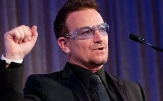 Avionul lui Bono a pierdut o uşă în timpul zborului