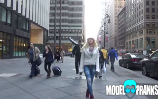 VIDEO: O tânără umblă dezbrăcată prin Manhattan, dar nimeni n-o ia în seamă
