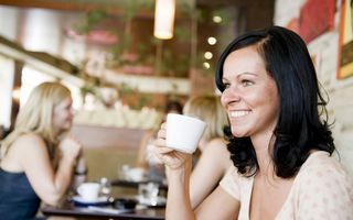 Ce alegi: ceai sau cafea? Beneficiile și dezavantajele acestor băuturi