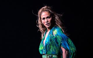 Jennifer Lopez scapă de celulită cu o tehnică de exfoliere pe bază de diamante
