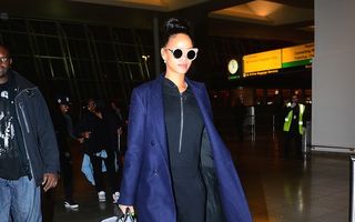 Odată cu venirea iernii la New York, Rihanna și-a scos la purtat cizmele cu păr de ponei