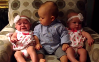VIDEO: Reacția unui bebeluş când îşi întâlneşte cele două surori gemene